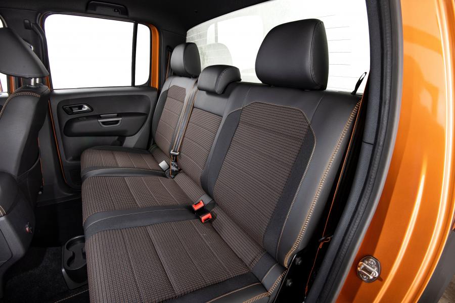 Интерьер Volkswagen Amarok Double Cab Canyon 2019 года  (ZA) (фото 31 из 40)